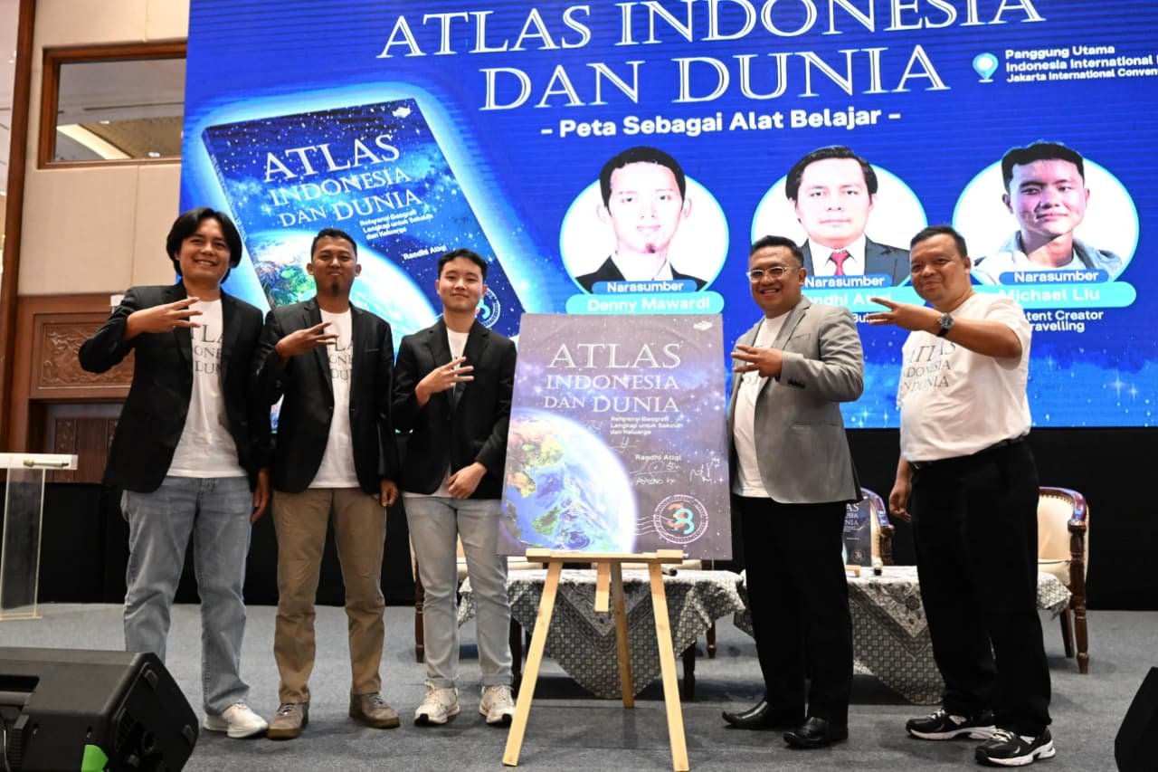 Atlas Indonesia dan Dunia Diluncurkan di IIBF 2025: Erlangga Dorong Literasi Geografi Generasi Muda