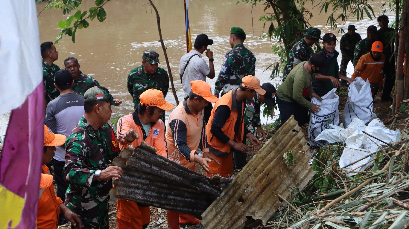 Aksi Nyata TNI di HUT ke-80: Ribuan Sampah Terangkut dari Kolong Jembatan Gantung Ciliwung