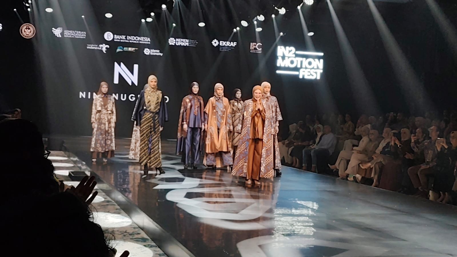 Nina Nugroho Hadirkan Koleksi SILFIRA “Silent Fire” di IN2MOTION FEST 2025, Rayakan Kekuatan Wanita dalam Ketenangan