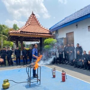 Tingkatkan Kesiapsiagaan, Rutan Surakarta Gelar Pelatihan Dasar Pemadam Kebakaran bagi Seluruh Pegawai