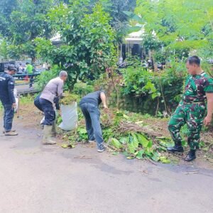 ​Puluhan Warga Depok Bersama Menteri LH Bersih-bersih Kali Cipinang