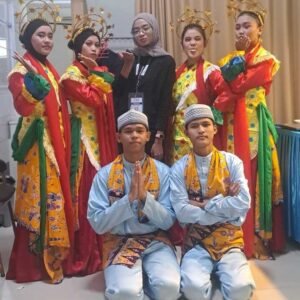 WhatsApp Image 2025-10-23 at 13.42.17 (1) Sanggar Seni Putra Satria Tampilkan Tari Senandung Sirih Kuning Meriahkan Kegiatan BEM Universitas Budi Luhur