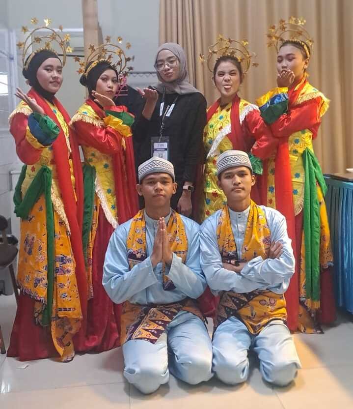 Sanggar Seni Putra Satria Tampilkan Tari Senandung Sirih Kuning Meriahkan Kegiatan BEM Universitas Budi Luhur