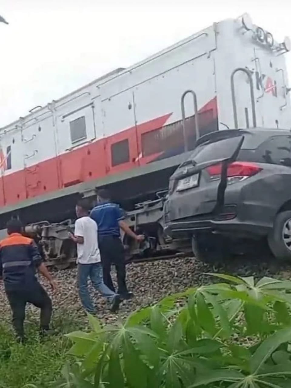 Kereta Api Sribillah Seret Mobillio di Perlintasan Tanpa Palang,Satu dari Tiga Korban Meninggal