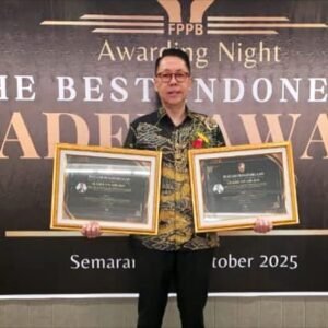 WhatsApp Image 2025-10-25 at 09.40.54 Prof. Henry Indraguna Sabet Dua Penghargaan di The Best Indonesia Leader Award 2025