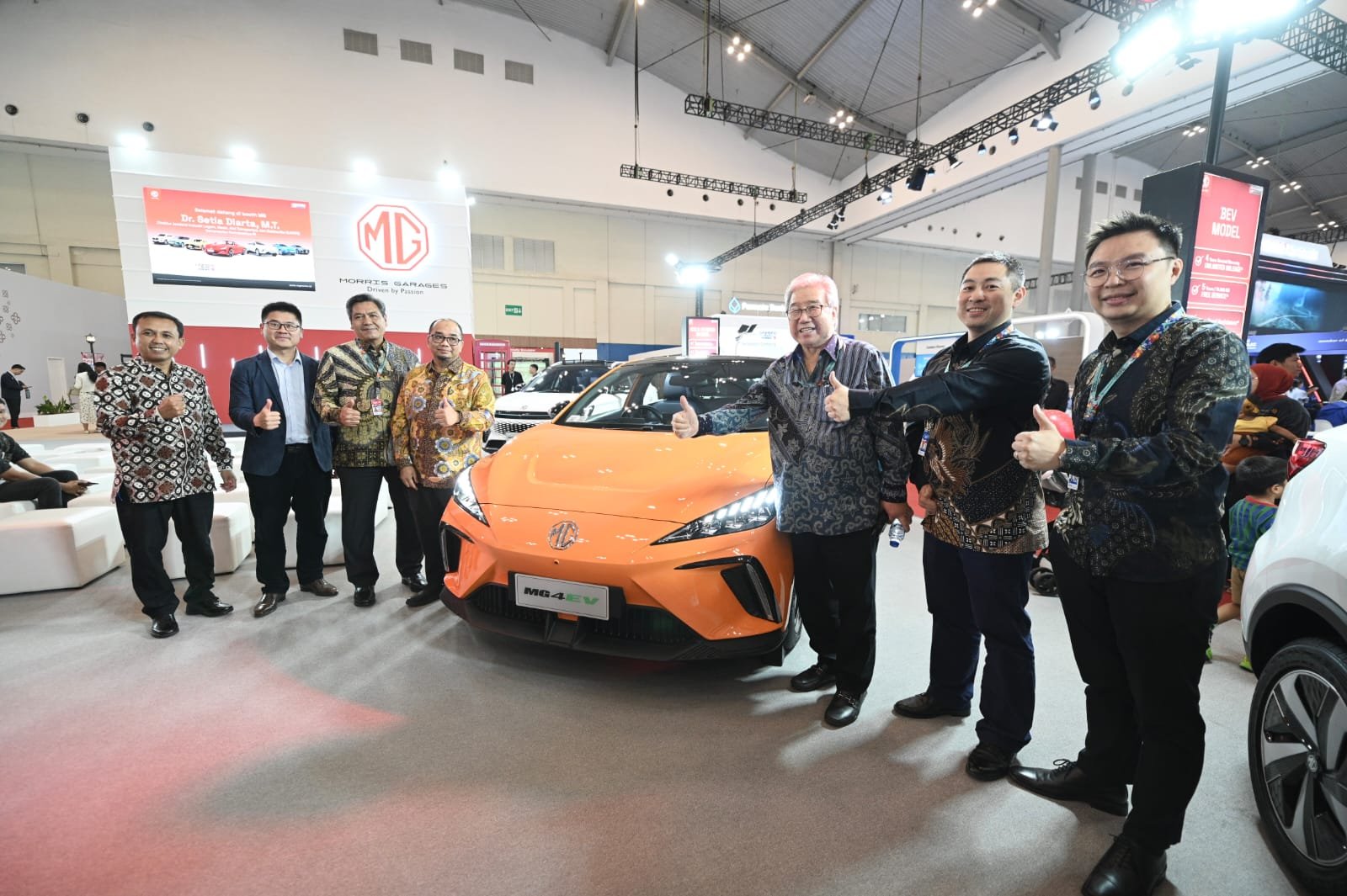 Kunjungan perwakilan Kementerian Perindustrian dan tam undangan di booth MG pada pameran GJAW 2025.
