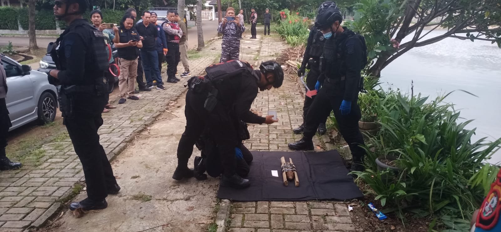 Mortir Ditemukan di Danau Komplek AL Cinere, Gegana Turun Tangan