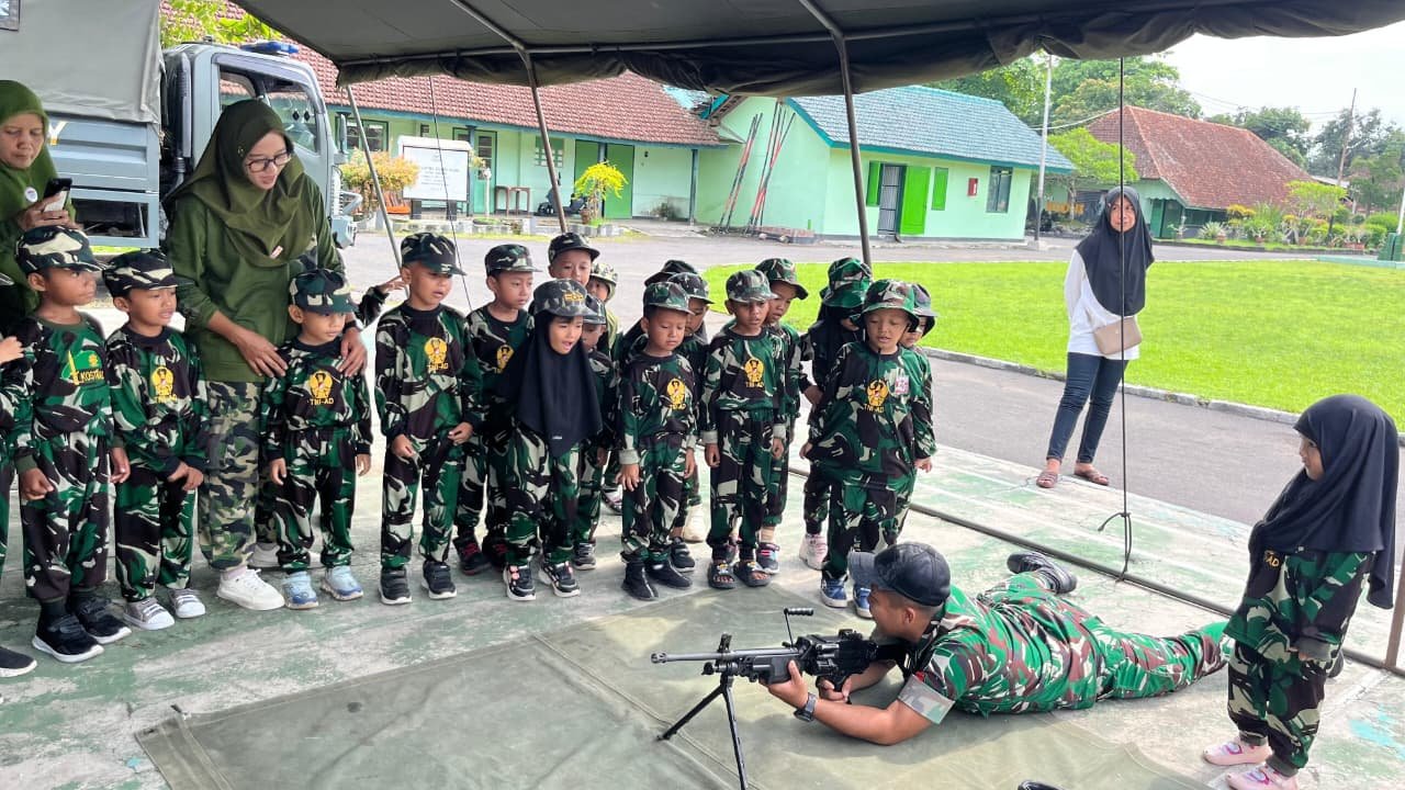 Kunjungi Yonarmed 8/UY Pelajar TK Antusias Belajar Disiplin Sejak Dini