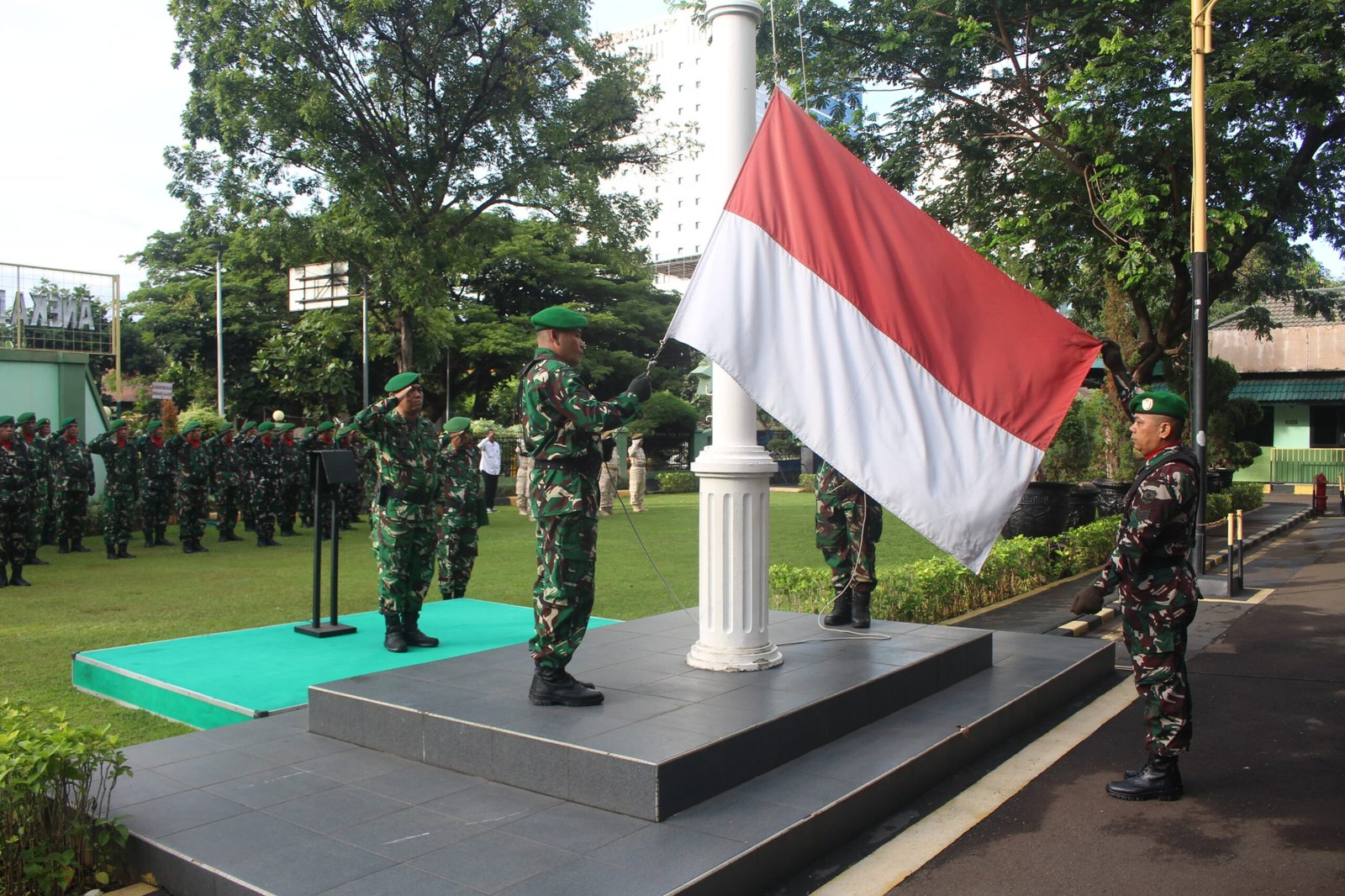 Kasdim 0501/JP Tekankan Disiplin dan Profesionalisme Prajurit dalam Upacara 17-an