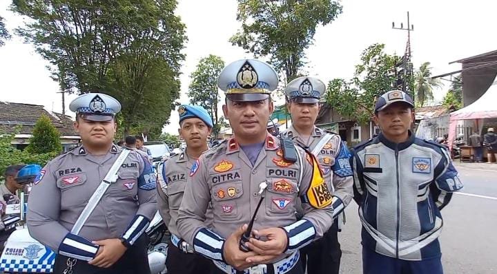 Satlantas Bondowoso Bagikan Tape Manis Ops Zebra Semeru 2025
