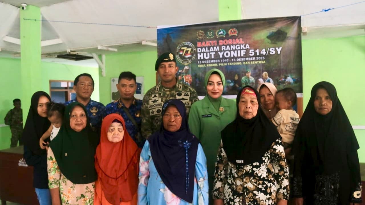Letkol Inf Ugroseno Bersama Ketua Persit Berbagi Pada Sesama Disekitar Mayon
