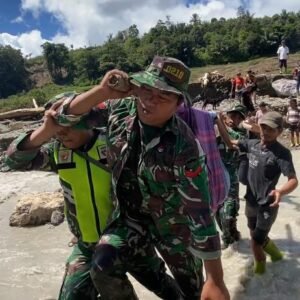 Aksi Respon Cepat Babinsa Kodim 0210/TU Evakuasi Seorang Nenek Yang Sakit dengan Tandu dari Sarung