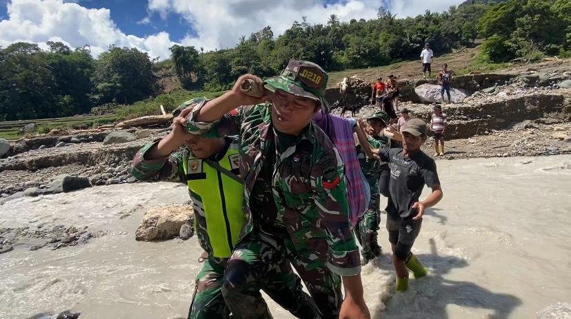 Aksi Respon Cepat Babinsa Kodim 0210/TU Evakuasi Seorang Nenek Yang Sakit dengan Tandu dari Sarung