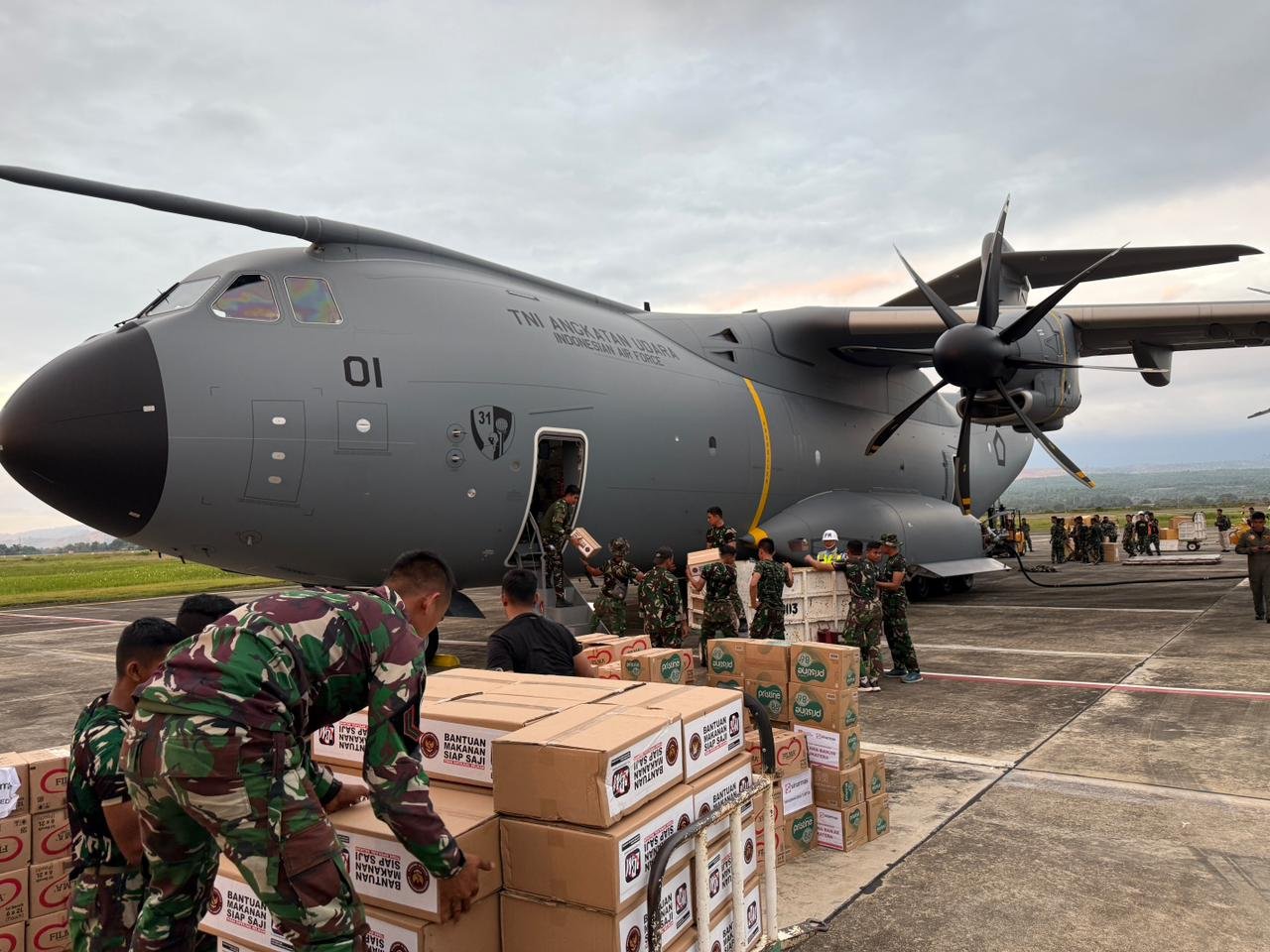Mendarat di Lanud Sultan Iskandar Muda, Airbus A-400 TNI AU Bawa 24 Ton Bantuan untuk Korban Banjir Aceh