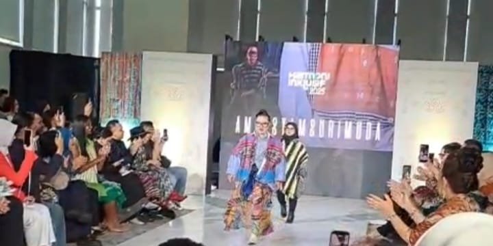 Gemas dan Haru Jadi Satu: Model Disabilitas Tampil di Ajang Fashion Show HARMONI INKLUSIF 2025 Threads Of Resilience
