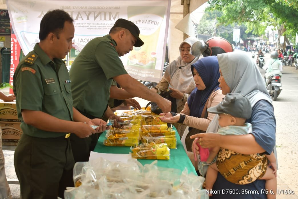 Kodim 0508/Depok Perkuat Stabilitas Harga melalui Operasi Pasar Minyak Goreng