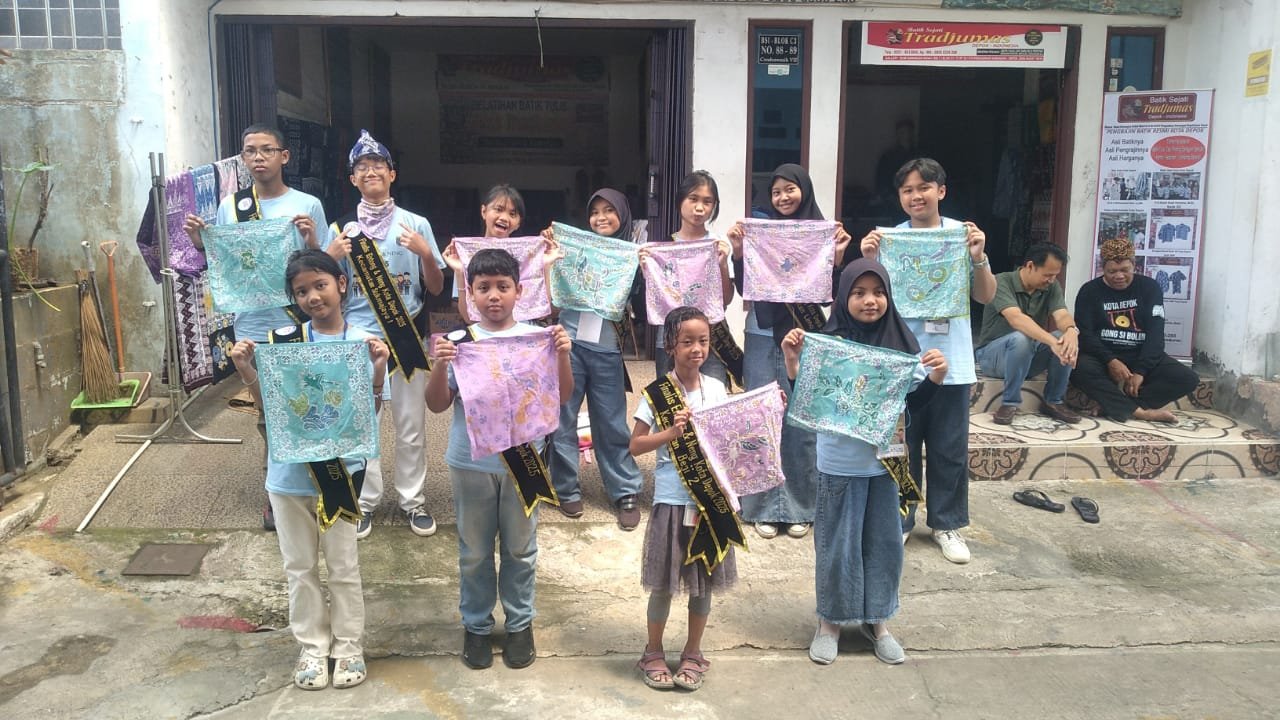 Finalis Entong dan Neng Dikenalkan Batik Sejati Tradjumas