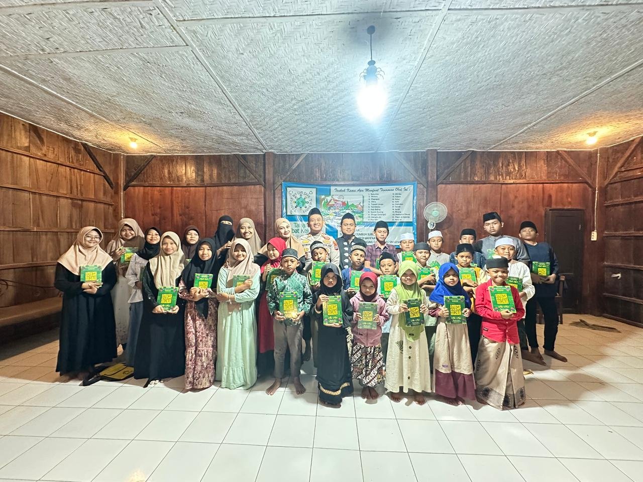Samapta Polres Situbondo Gelar Pengajian, Bagikan 100 Alquran dan Makan Bersama Anak Yatim