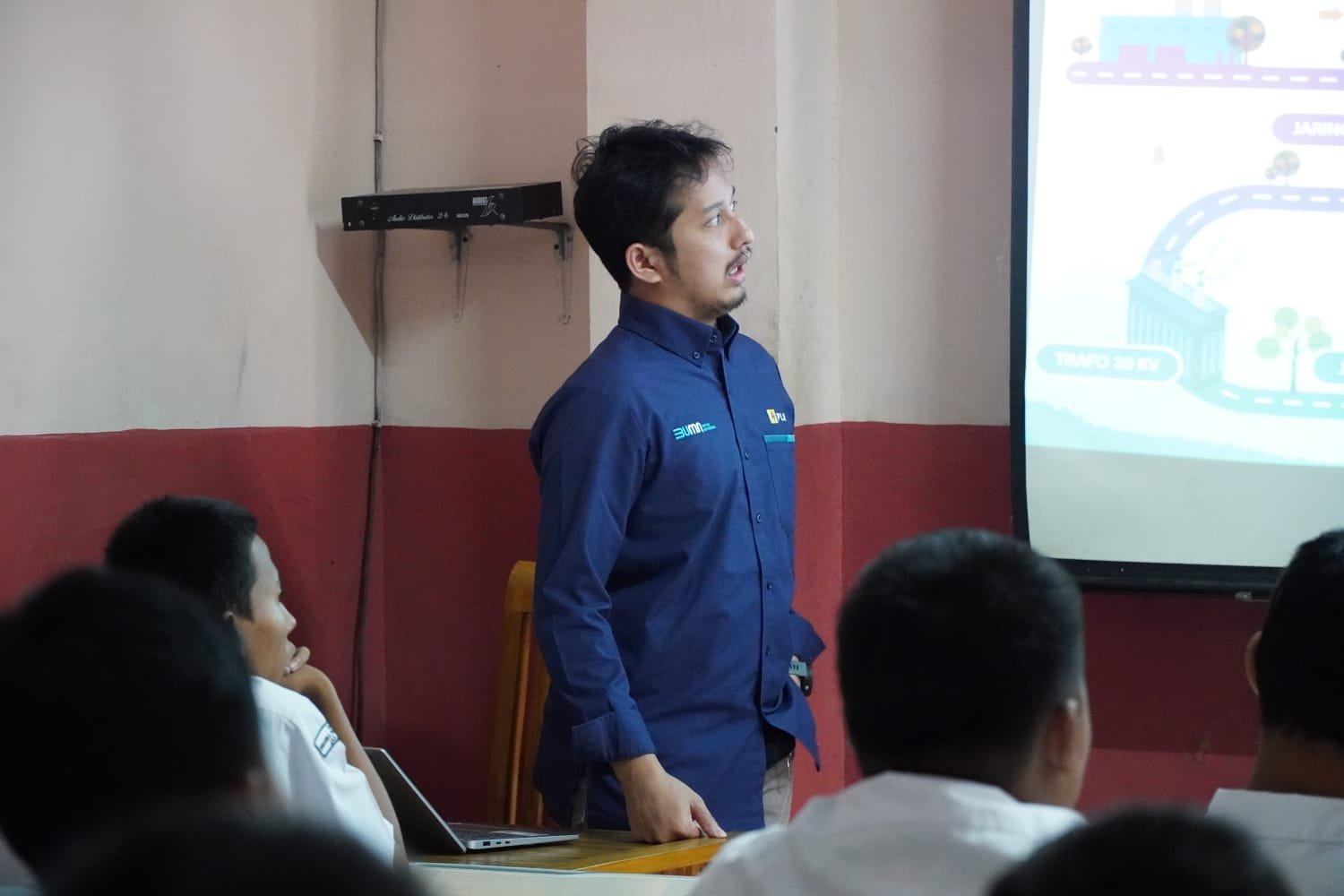 Mencerdaskan Rakyat Lewat PLN Mengajar: PLN UP2B DKI Jakarta dan Banten Edukasi Siswa SMK Dinamika tentang Kelistrikan