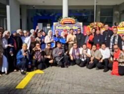 Pemimpin dan karyawan BRI Branch Office Lebak Bulus merayakan HUT BRI ke-130 sebagai simbol kebersamaan, dedikasi, dan komitmen BRI dalam mendukung UMKM serta perekonomian nasional.