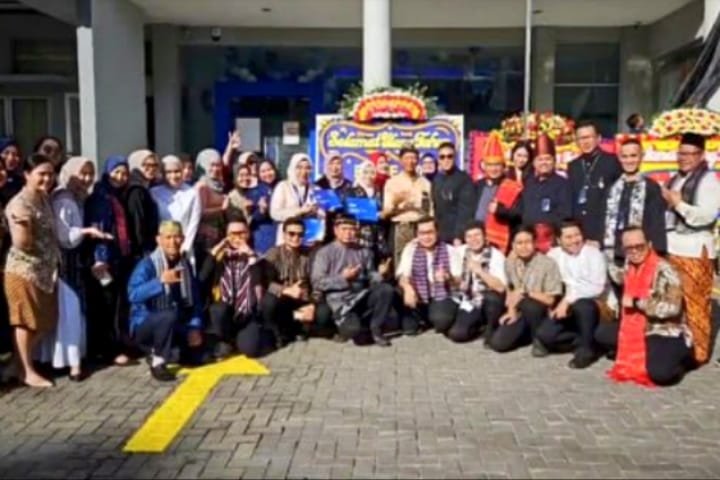 Pemimpin dan karyawan BRI Branch Office Lebak Bulus merayakan HUT BRI ke-130 sebagai simbol kebersamaan, dedikasi, dan komitmen BRI dalam mendukung UMKM serta perekonomian nasional.