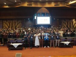 Di tengah pesatnya pertumbuhan ekonomi digital nasional, Google Developer Groups (GDG) Depok sukses menggelar konferensi teknologi terbesar di Kota Depok, **DevFest Depok 2025**. Bertempat di Balai Sidang Universitas Indonesia, kegiatan ini mempertemukan ratusan pengembang perangkat lunak (developer), akademisi, serta unsur pemerintah guna menjawab tantangan kesenjangan talenta digital yang masih menjadi isu utama dalam penguatan ekosistem ekonomi kreatif berbasis teknologi. Acara ini mendapat dukungan langsung dari Pemerintah Provinsi Jawa Barat. Kepala Bidang Industri Pariwisata Dinas Pariwisata dan Kebudayaan (Disparbud) Provinsi Jawa Barat, **Rispiaga**, hadir secara langsung dan memberikan sambutan pada pembukaan kegiatan. Ia menegaskan komitmen pemerintah provinsi dalam mendorong pengembangan talenta digital sebagai fondasi utama pertumbuhan ekonomi kreatif. Dalam paparannya, Rispiaga menyampaikan bahwa realisasi investasi industri kreatif di Jawa Barat hingga Triwulan III 2025 mencapai **Rp38,37 triliun**. Dari total tersebut, subsektor aplikasi menjadi penyumbang terbesar dengan nilai investasi mencapai **Rp18,25 triliun**. “Jawa Barat memiliki kontribusi yang signifikan terhadap ekonomi kreatif nasional. Namun tantangan terbesarnya adalah kesiapan sumber daya manusia. Data menunjukkan bahwa hingga 2030, pekerjaan dengan pertumbuhan tercepat berasal dari bidang Big Data Specialist, Fintech Engineer, dan AI Specialist. DevFest Depok menjadi salah satu langkah konkret untuk menyiapkan talenta-talenta tersebut,” ujar Rispiaga. Sementara itu, **Wakil Wali Kota Depok, Chandra Rahmansyah**, menilai inisiatif komunitas seperti DevFest sebagai akselerator penting dalam pengembangan Kota Depok berbasis inovasi. Ia menegaskan pentingnya kolaborasi lintas sektor dalam menciptakan ekosistem teknologi yang inklusif dan berkelanjutan. Pandangan serupa disampaikan **Kepala Dinas Komunikasi dan Informatika Kota Depok, Manto**, yang menilai penguatan literasi digital serta pengembangan talenta teknologi menjadi kunci utama transformasi layanan publik dan peningkatan daya saing daerah. Peran akademisi turut memperkuat sinergi tersebut. **Direktur CEP-CCIT Fakultas Teknik Universitas Indonesia, Prof. Dr. Muhammad Suryanegara**, mengapresiasi peran komunitas teknologi dalam mempercepat transformasi digital di daerah sekaligus memperkuat kolaborasi antara pemerintah, akademisi, dan komunitas. Ia menekankan pentingnya *link and match* antara kurikulum pendidikan tinggi dan kebutuhan industri digital agar lulusan siap bersaing di dunia kerja. Mengusung tema **“Code Beyond the Max Level”**, DevFest Depok 2025 menghadirkan enam pembicara berkaliber internasional yang terdiri dari Google Developer Experts (GDE) serta para praktisi industri teknologi.