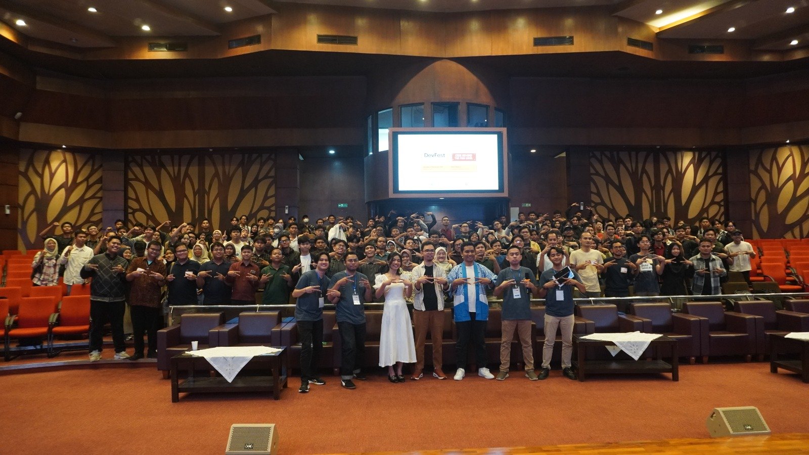 Di tengah pesatnya pertumbuhan ekonomi digital nasional, Google Developer Groups (GDG) Depok sukses menggelar konferensi teknologi terbesar di Kota Depok, **DevFest Depok 2025**. Bertempat di Balai Sidang Universitas Indonesia, kegiatan ini mempertemukan ratusan pengembang perangkat lunak (developer), akademisi, serta unsur pemerintah guna menjawab tantangan kesenjangan talenta digital yang masih menjadi isu utama dalam penguatan ekosistem ekonomi kreatif berbasis teknologi. Acara ini mendapat dukungan langsung dari Pemerintah Provinsi Jawa Barat. Kepala Bidang Industri Pariwisata Dinas Pariwisata dan Kebudayaan (Disparbud) Provinsi Jawa Barat, **Rispiaga**, hadir secara langsung dan memberikan sambutan pada pembukaan kegiatan. Ia menegaskan komitmen pemerintah provinsi dalam mendorong pengembangan talenta digital sebagai fondasi utama pertumbuhan ekonomi kreatif. Dalam paparannya, Rispiaga menyampaikan bahwa realisasi investasi industri kreatif di Jawa Barat hingga Triwulan III 2025 mencapai **Rp38,37 triliun**. Dari total tersebut, subsektor aplikasi menjadi penyumbang terbesar dengan nilai investasi mencapai **Rp18,25 triliun**. “Jawa Barat memiliki kontribusi yang signifikan terhadap ekonomi kreatif nasional. Namun tantangan terbesarnya adalah kesiapan sumber daya manusia. Data menunjukkan bahwa hingga 2030, pekerjaan dengan pertumbuhan tercepat berasal dari bidang Big Data Specialist, Fintech Engineer, dan AI Specialist. DevFest Depok menjadi salah satu langkah konkret untuk menyiapkan talenta-talenta tersebut,” ujar Rispiaga. Sementara itu, **Wakil Wali Kota Depok, Chandra Rahmansyah**, menilai inisiatif komunitas seperti DevFest sebagai akselerator penting dalam pengembangan Kota Depok berbasis inovasi. Ia menegaskan pentingnya kolaborasi lintas sektor dalam menciptakan ekosistem teknologi yang inklusif dan berkelanjutan. Pandangan serupa disampaikan **Kepala Dinas Komunikasi dan Informatika Kota Depok, Manto**, yang menilai penguatan literasi digital serta pengembangan talenta teknologi menjadi kunci utama transformasi layanan publik dan peningkatan daya saing daerah. Peran akademisi turut memperkuat sinergi tersebut. **Direktur CEP-CCIT Fakultas Teknik Universitas Indonesia, Prof. Dr. Muhammad Suryanegara**, mengapresiasi peran komunitas teknologi dalam mempercepat transformasi digital di daerah sekaligus memperkuat kolaborasi antara pemerintah, akademisi, dan komunitas. Ia menekankan pentingnya *link and match* antara kurikulum pendidikan tinggi dan kebutuhan industri digital agar lulusan siap bersaing di dunia kerja. Mengusung tema **“Code Beyond the Max Level”**, DevFest Depok 2025 menghadirkan enam pembicara berkaliber internasional yang terdiri dari Google Developer Experts (GDE) serta para praktisi industri teknologi.
