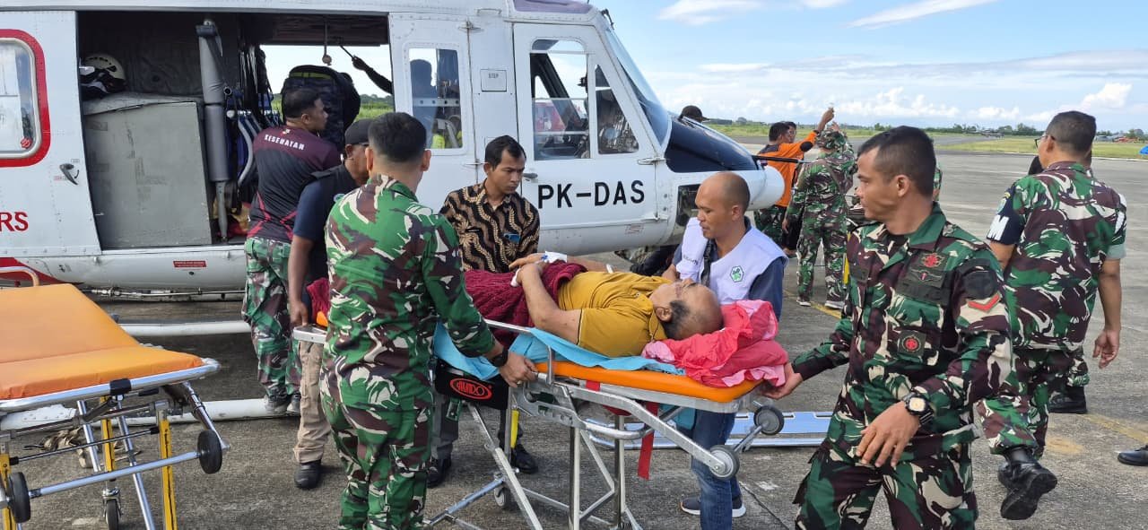 Akses Darat Terbatas, Satgas Kodam IM Evakuasi Pasien Bener Meriah dengan Helikopter Bell 412