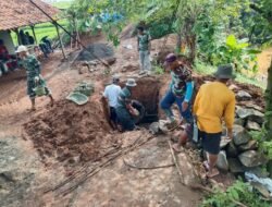 Bukti Nyata Kemanunggalan TNI dan Rakyat, Koramil 06/Setu Renovasi Jembatan Gantung Manggala