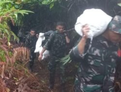 Terobos Medan Ekstrem, Prajurit TNI Panggul Logistik Menuju Desa Terisolir Bonan Dolok