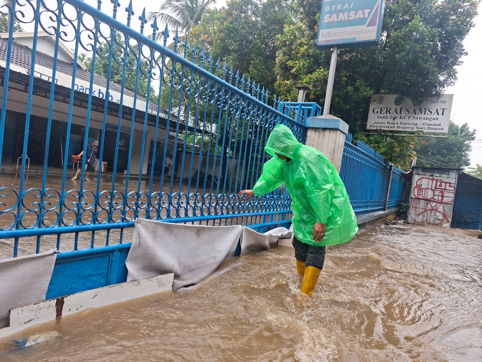 Kali Angke Meluap, Koramil 05/Sawangan Sigap Amankan Wilayah Bojongsari Lama