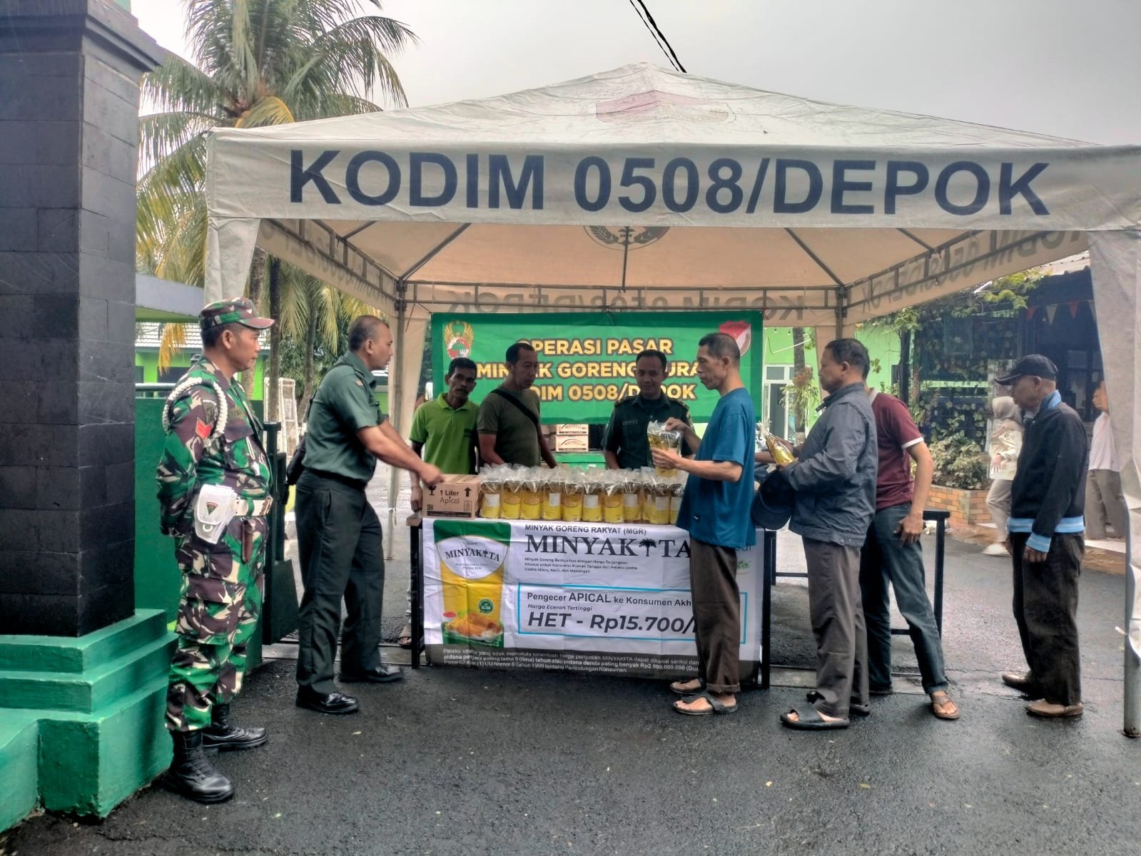 Operasi Pasar Minyak Goreng Murah di Makodim, 4.800 Liter Ludes Diserbu Warga