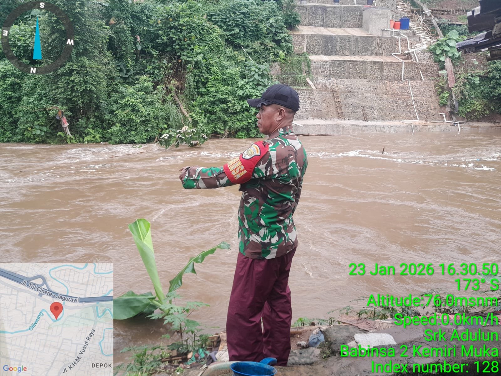Danramil 02/Beji Pantau Aliran Kali Ciliwung, Tindak Lanjut Arahan Dandim Depok Hadapi Cuaca Ekstrem