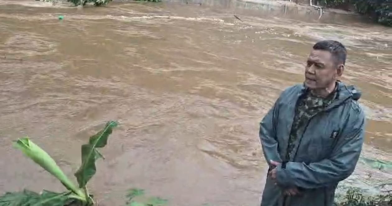 Danramil 02/Beji Pantau Aliran Kali Ciliwung, Tindak Lanjut Arahan Dandim Depok Hadapi Cuaca Ekstrem