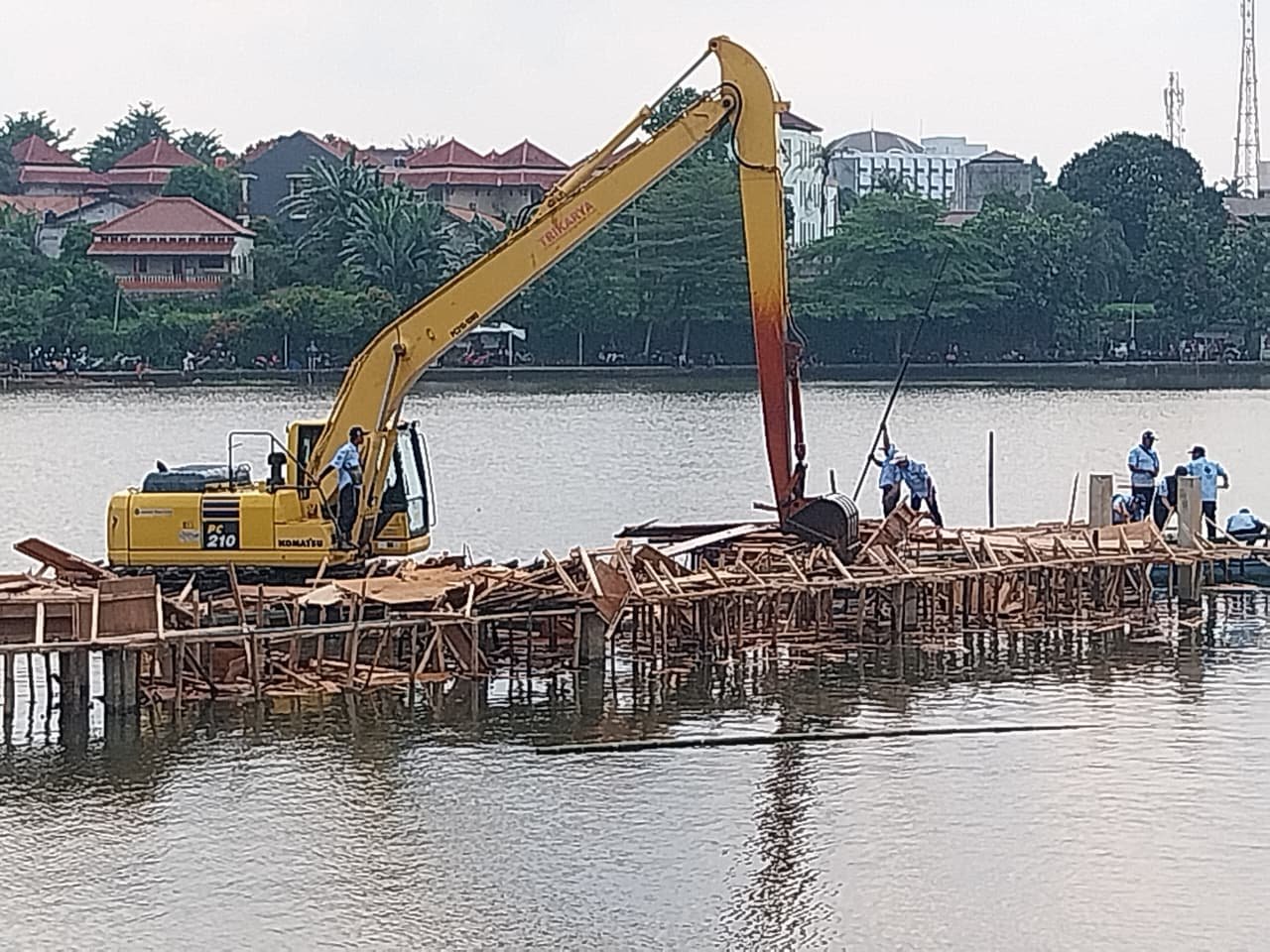 Bangunan Tanpa Izin di Situ Tujuh Muara Dirobohkan