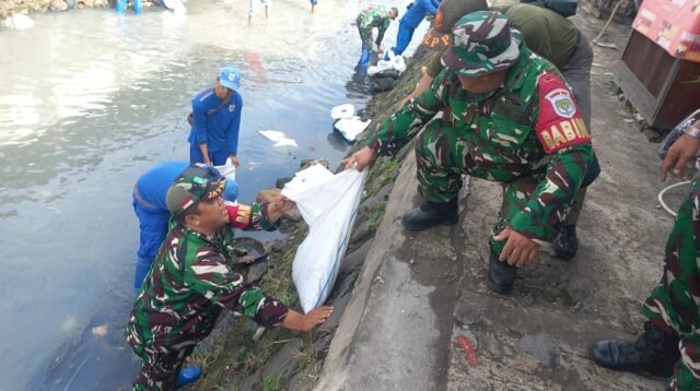 Koramil 02/Matraman Perkuat Kebersamaan Melalui Karya Bakti Wilayah