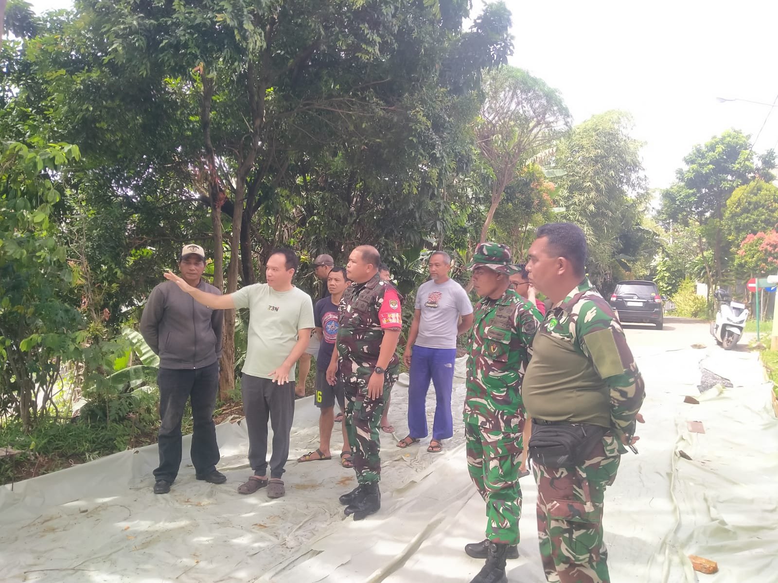 Wadansatgas TMMD Ke-127 Kodim Depok Tinjau Pengerasan Jalan di Gardenia