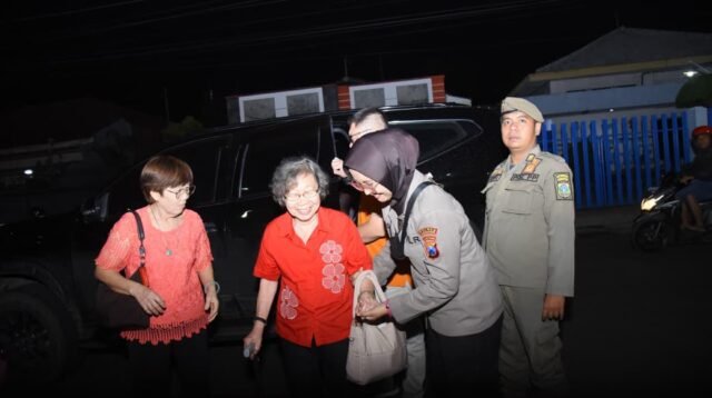 AKBP Dr.Aryo Bangga Dengan Gerak Cepat Polwan Polres Bondowoso Layani Jemaat di Vihara Ariya Maitera