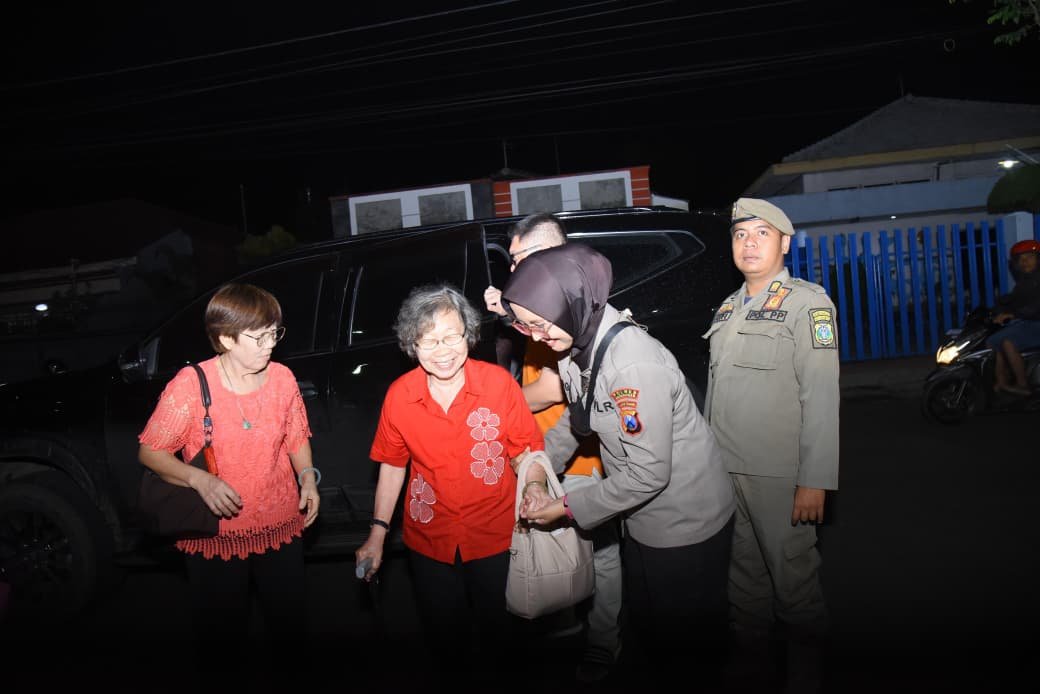 AKBP Dr.Aryo Bangga Dengan Gerak Cepat Polwan Polres Bondowoso Layani Jemaat di Vihara Ariya Maitera