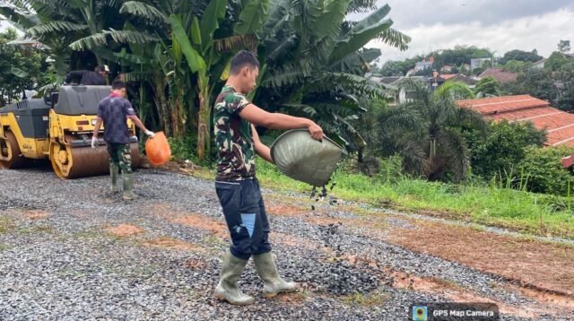 Hujan Tak Jadi Alasan, TMMD Depok Gempur Pengerasan Jalan