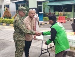 Berkah Ramadhan Dandim 0501/Jakarta Pusat Turun Langsung Berbagi Takjil Untuk Warga dan Pengemudi Ojol
