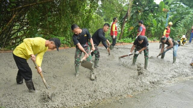 Meski Diguyur Hujan, Pengerasan Jalan 222 Meter di Sukmajaya Capai 57 Persen