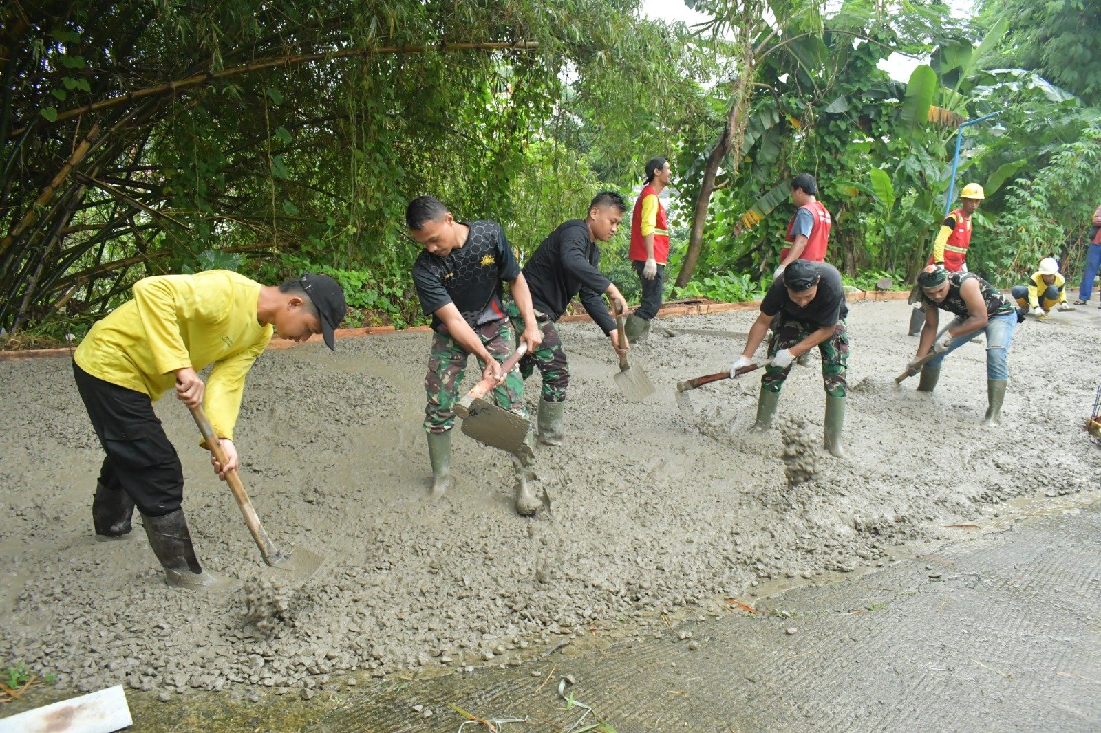 Meski Diguyur Hujan, Pengerasan Jalan 222 Meter di Sukmajaya Capai 57 Persen