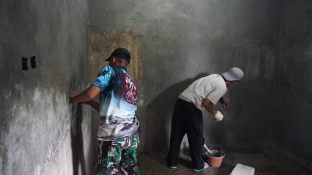 Tangis Ibu Murdiana Pecah, Rumah Reyotnya Kini Bangkit Lewat TMMD