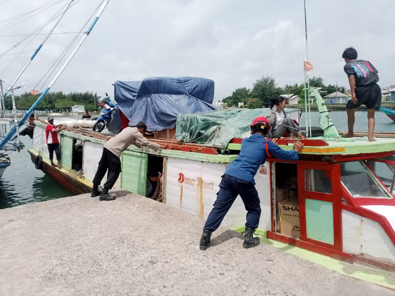 Respon Cepat Layanan 110, Polres Kepulauan Seribu Evakuasi KM Bimo Ruci di Perairan Pulau Laki