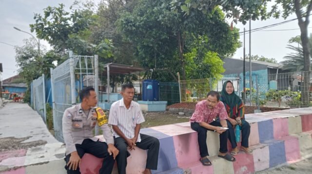 Sambang Warga Pulau Panggang, Bhabinkamtibmas Perkuat Sinergi dan Sosialisasi 110