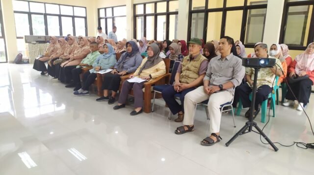 Warga Kalimulya Antusias Ikuti Penyuluhan TMMD tentang Budidaya Ikan dan Bantuan Sosial