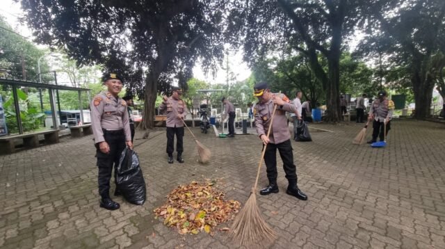 Program Bang Jasri Sentuh Rumah Ibadah, Polisi Bersihkan Masjid Raya Cinere