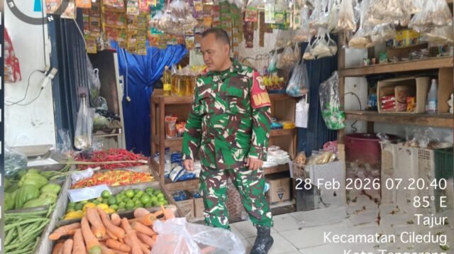 Datangi Pasar, Babinsa Cek Stabilitas Harga Sembako Selama Ramadhan