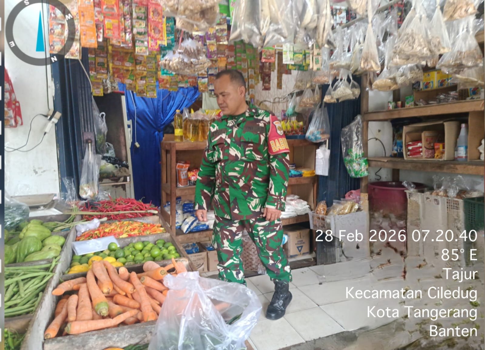 Datangi Pasar, Babinsa Cek Stabilitas Harga Sembako Selama Ramadhan